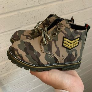 Toddler boys Brown Camouflage military style boots - size 10.5